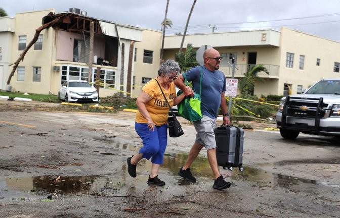 Eine Frau aus Delray Beach flieht mit ihrem Sohn vor dem Hurrikan "Ian", bevor dieser in Florida auf Land getroffen ist.<span class='image-autor'>Foto: Carline Jean/South Florida Sun-Sentinel/AP/dpa</span>