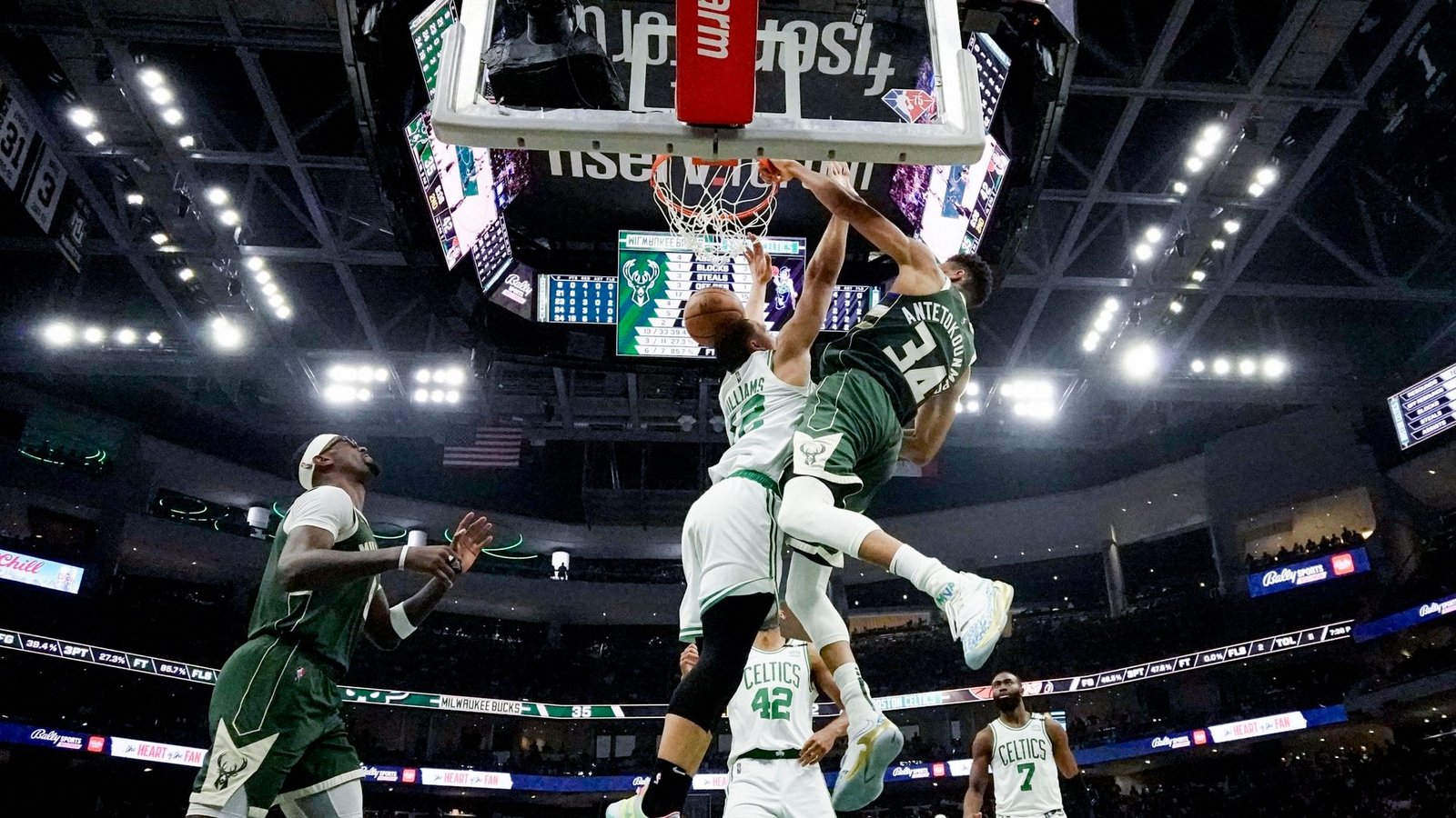 Die Boston Celtics haben Spiel sechs in den NBA-Playoffs gegen die Milwaukee Bucks gewonnen.Foto: Morry Gash/AP/dpa