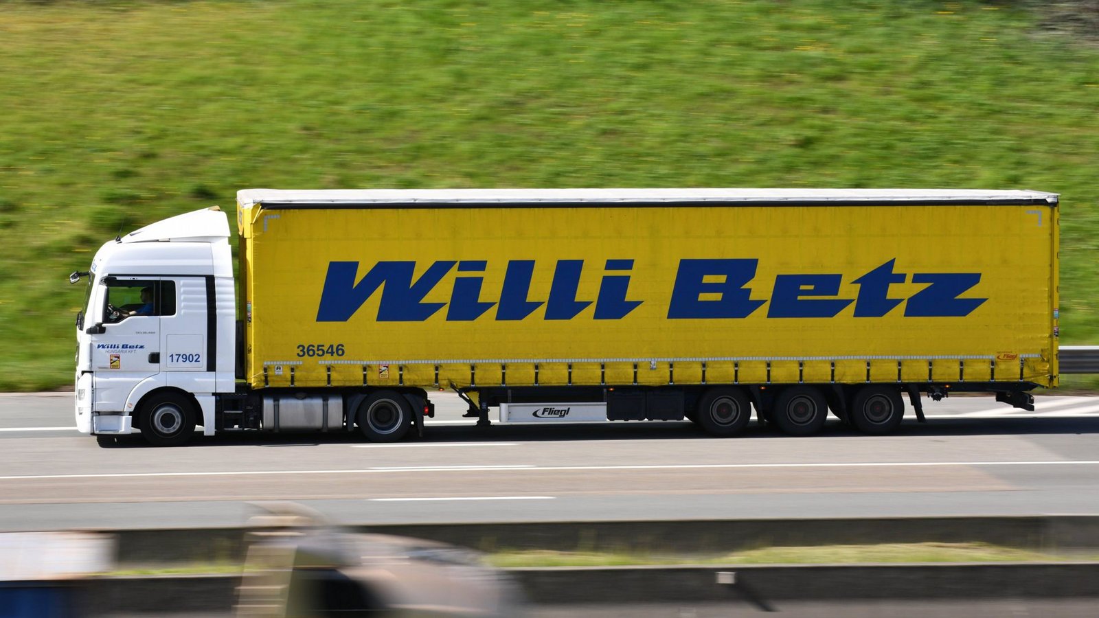 Bekannter Anblick auf Autobahnen: Die meist gelben Laster der Firma Willi BetzFoto: IMAGO/Photo News