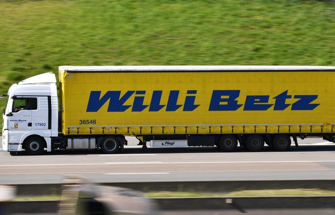 Bekannter Anblick auf Autobahnen: Die meist gelben Laster der Firma Willi Betz<span class='image-autor'>Foto: IMAGO/Photo News</span>