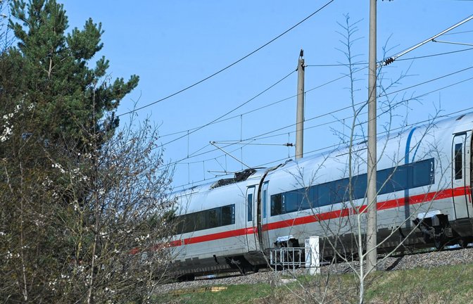 in ICE auf der Strecke Leipzig-Berlin ist in Zahna zum Stillstand gekommen, nachdem eine Oberleitung auf den Zug gefallen war.<span class='image-autor'>Foto: Heiko Rebsch/dpa</span>