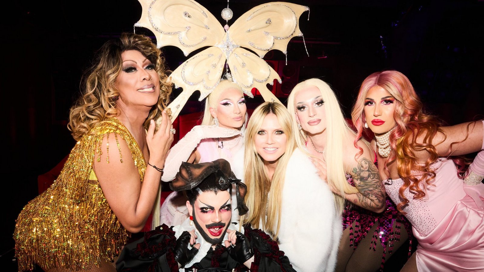 It’s Drag-Queen Time! Heidi Klum mit Yonce Banks, Katy Bähm, Candy Crash, Bambi Mercury und Catherrine Leclery.Foto: ProSieben/Max Montgomery It’s Drag-Queen Time! Heidi Klum mit Yonce Banks, Katy Bähm, Candy Crash, Bambi Mercury und Catherrine Leclery.Foto: ProSieben/Max Montgomery