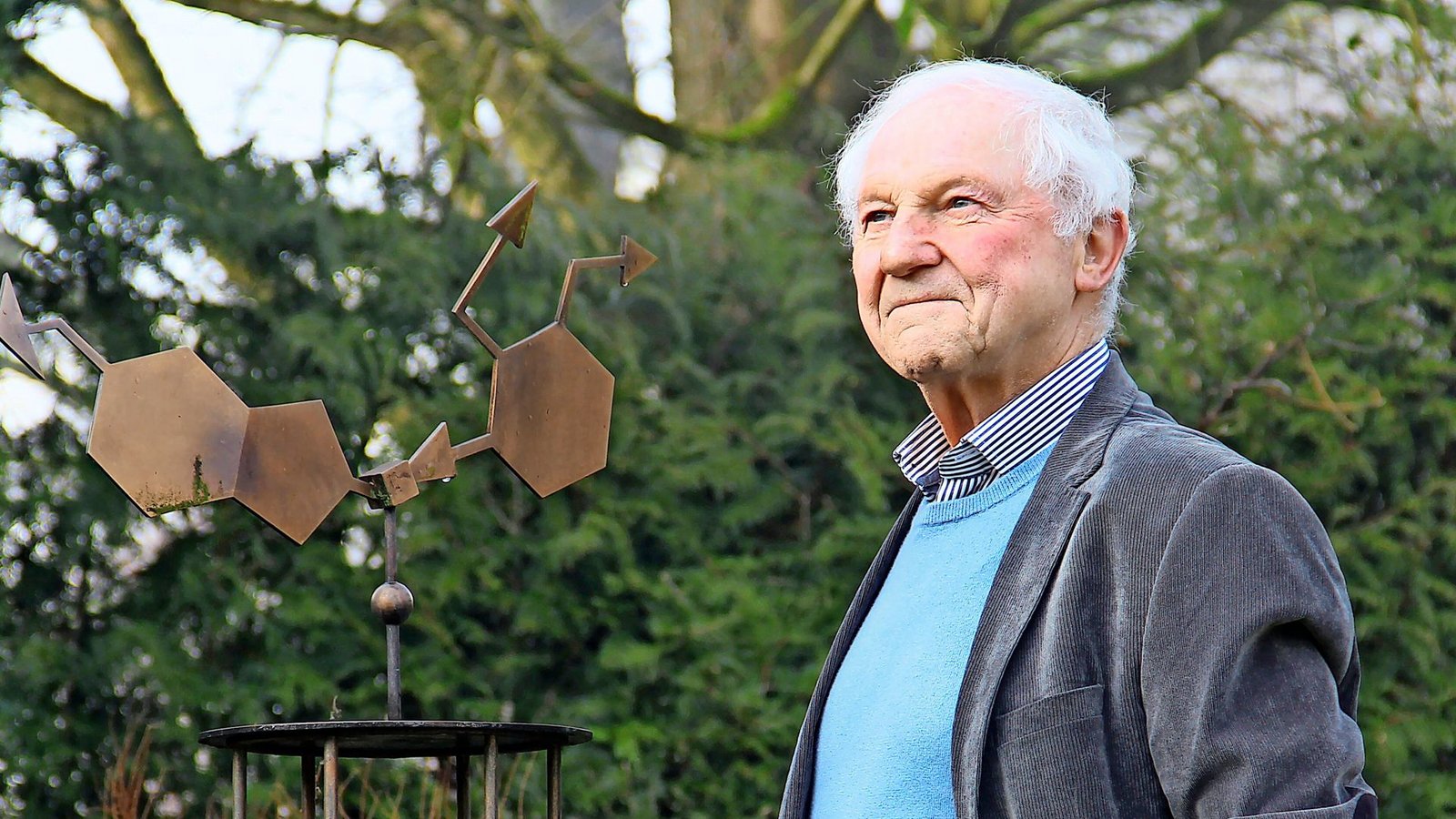Jörg Senn-Bilfinger in seinem Garten. In dem Metallgebilde ist die Formel für das Mittel Pantoprazol verewigt.Foto: Uli Fricker Jörg Senn-Bilfinger in seinem Garten. In dem Metallgebilde ist die Formel für das Mittel Pantoprazol verewigt.Foto: Uli Fricker