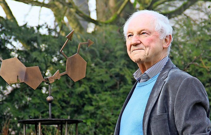 Jörg Senn-Bilfinger in seinem Garten. In dem Metallgebilde ist die Formel für das Mittel Pantoprazol verewigt.<span class='image-autor'>Foto: Uli Fricker</span>