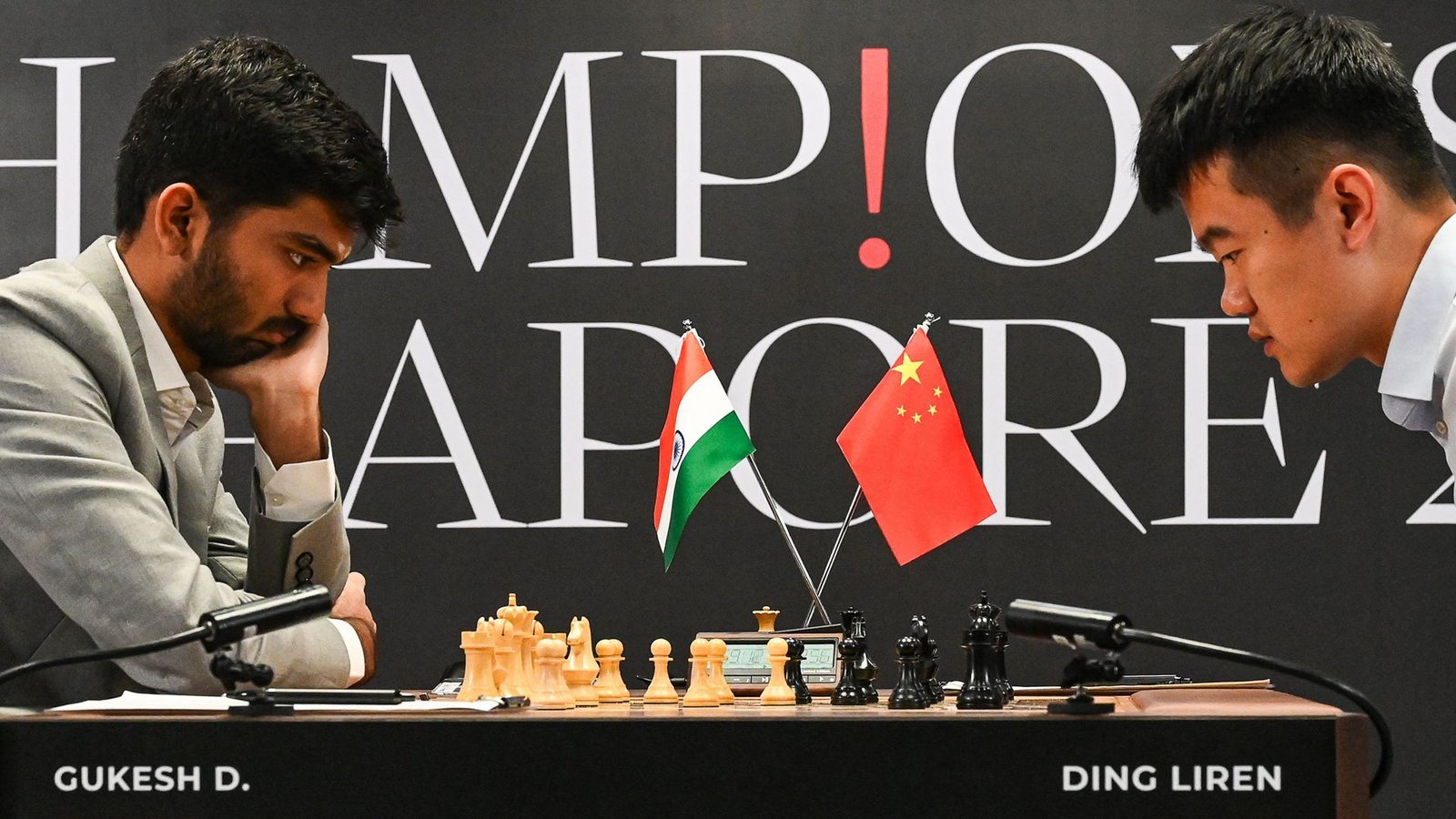 Konzentration total: Dommaraju Gukesh   (links) und  Ding LirenFoto: AFP/ROSLAN RAHMAN