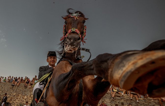 Beim Sant Nicholas Festival im spanischen Es Mercadal auf Menorca nimmt ein "Caixer" (Reiter) mit seinem Pferd am traditionellen "Jaleo" teil.<span class='image-autor'>Foto: Matthias Oesterle/ZUMA Press Wire/dpa</span>