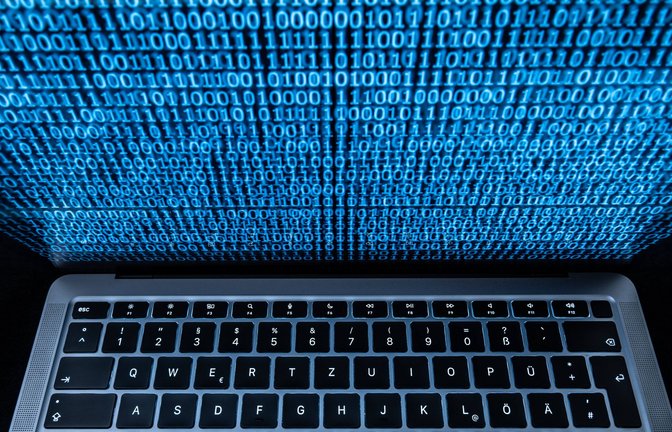Ein Binärcode ist auf dem Display eines Laptops zu sehen.<span class='image-autor'>Foto: Imago/Silas Stein</span>
