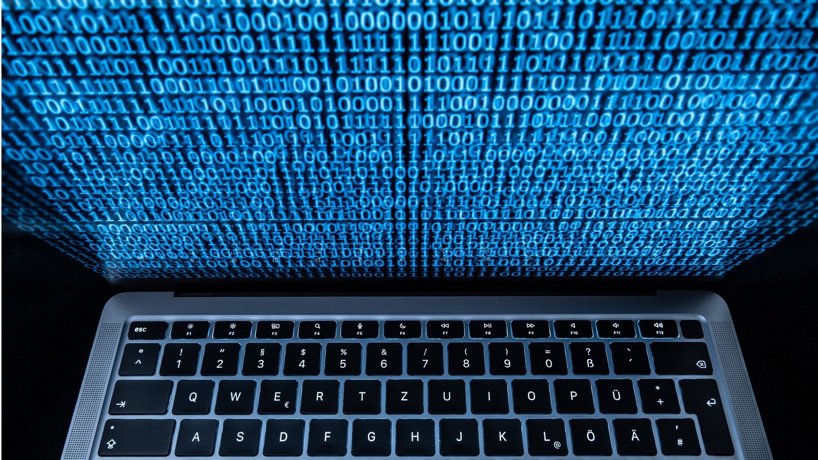 Ein Binärcode ist auf dem Display eines Laptops zu sehen.Foto: Imago/Silas Stein