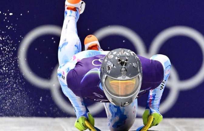 Der Skeletoni Wladislaw Heraskewytsch – bei den Trainingsläufen in Cortina d’Ampezzo durfte er mit seinem Helm, der Kriegsopfern gedenkt, starten.<span class='image-autor'>Foto: Robert Michael/dpa</span>