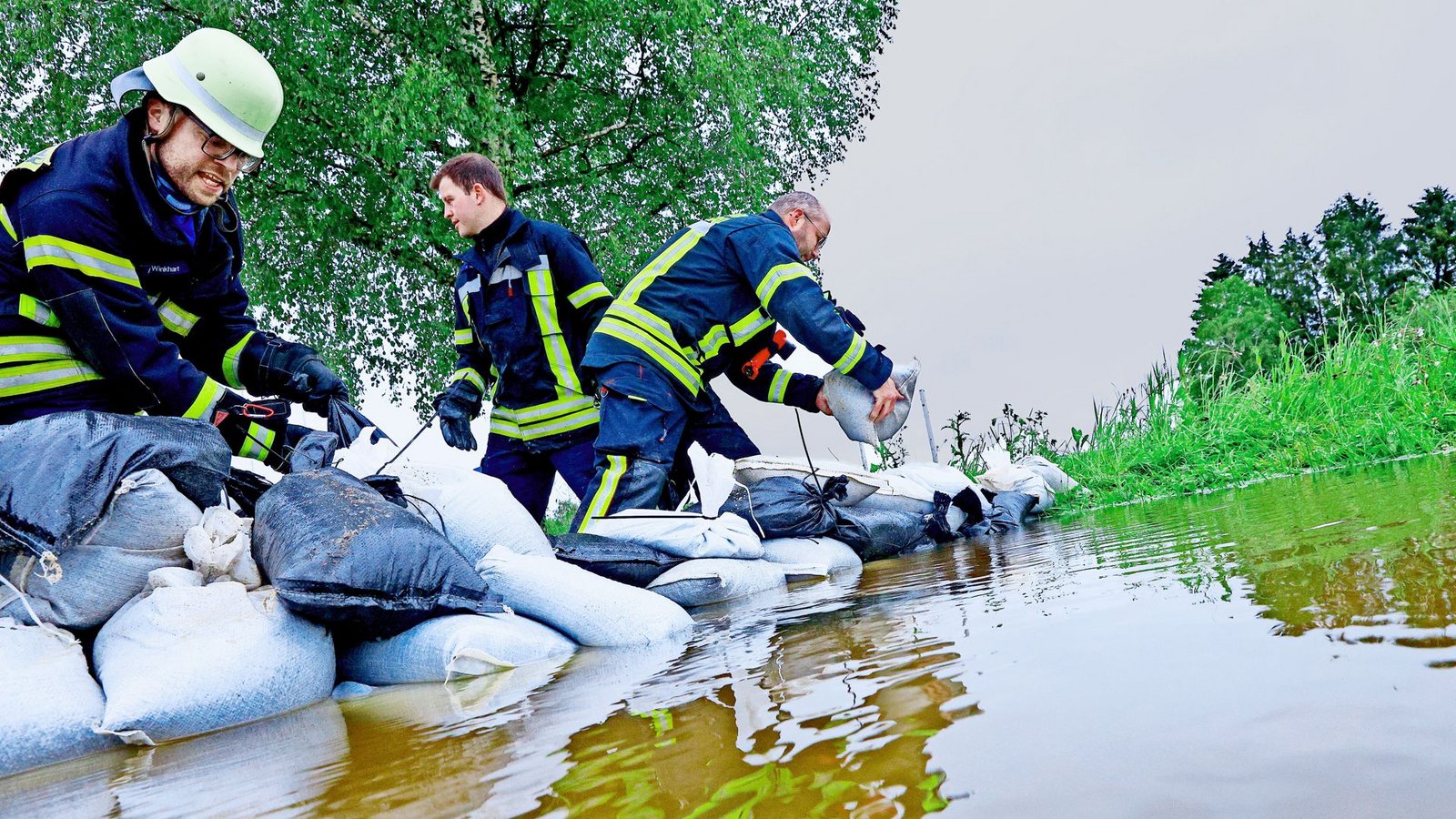 Baden-Württemberg wappnet sich gegen die Wassermassen: Einsatzkräfte der Feuerwehr errichten wie vielerorts etwa in Bad Saulgau am Nonnenbach im Ortsteil Moosheim einen Damm mit Sandsäcken, um gegen das Hochwasser vorzugehen.Foto: dpa/Thomas Warnack Baden-Württemberg wappnet sich gegen die Wassermassen: Einsatzkräfte der Feuerwehr errichten wie vielerorts etwa in Bad Saulgau am Nonnenbach im Ortsteil Moosheim einen Damm mit Sandsäcken, um gegen das Hochwasser vorzugehen.Foto: dpa/Thomas Warnack