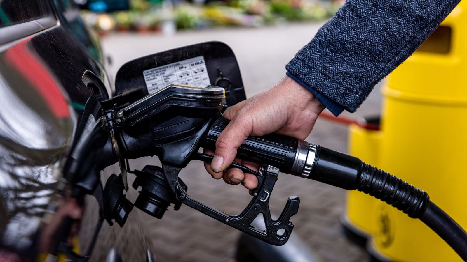 Ein Firmenmitarbeiter hatte das Fahrzeug vollgetankt. Als er am Morgen losfahren wollte, war der Tankdeckel aufgebrochen (Symbolbild).Foto: Frank Hammerschmidt/dpa