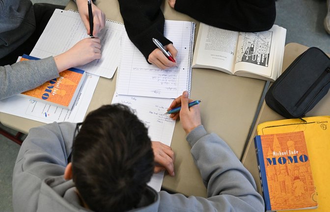Hier machen Achtklässler einer Realschule eine Literaturinterpretation.<span class='image-autor'>Foto: Bernd Weißbrod/dpa</span>