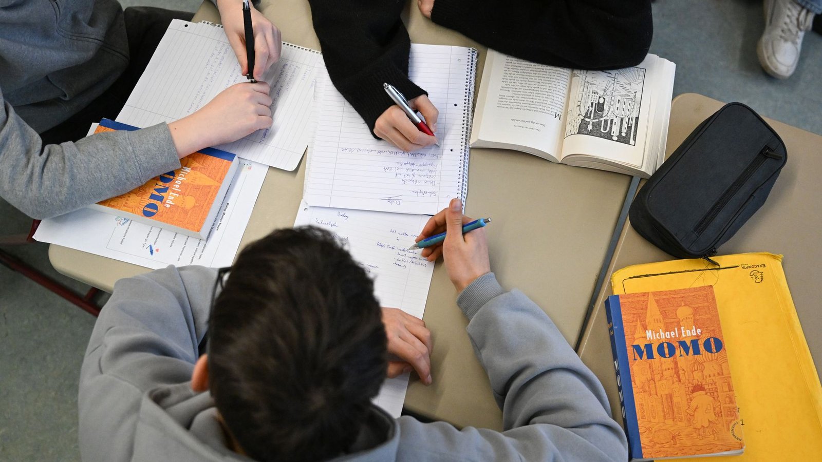 Hier machen Achtklässler einer Realschule eine Literaturinterpretation.Foto: Bernd Weißbrod/dpa