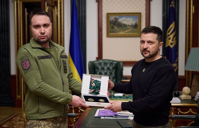 Präsident Volodymyr Zelenskyj zeichnet Geheimdienstchef Kyrylo Budanov (li.) aus. Der 39-jährige Generalleutnant diente in einer Spezialeinheit, wurde mehrfach im Donbass und auf der Krim verwundet.<span class='image-autor'>Foto: Regierung der Ukraine</span>