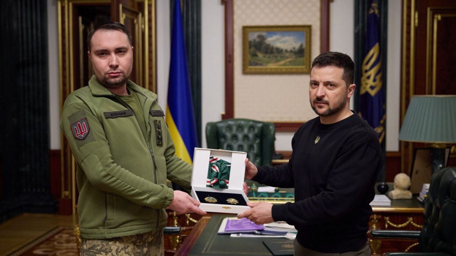Präsident Volodymyr Zelenskyj zeichnet Geheimdienstchef Kyrylo Budanov (li.) aus. Der 39-jährige Generalleutnant diente in einer Spezialeinheit, wurde mehrfach im Donbass und auf der Krim verwundet.Foto: Regierung der Ukraine Präsident Volodymyr Zelenskyj zeichnet Geheimdienstchef Kyrylo Budanov (li.) aus. Der 39-jährige Generalleutnant diente in einer Spezialeinheit, wurde mehrfach im Donbass und auf der Krim verwundet.Foto: Regierung der Ukraine