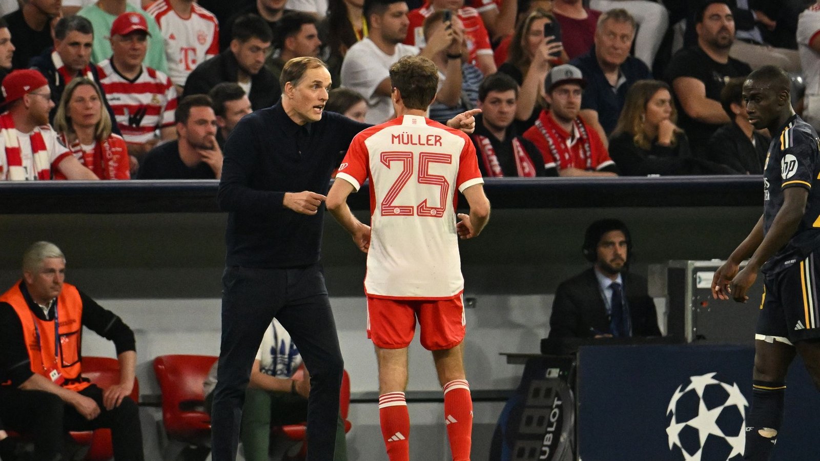 Bayern-Coach Thomas Tuchel (l) gibt neue Anweisungen an Jubilar Thomas Müller.Foto: Lukas Barth-Tuttas/dpa
