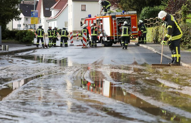 Zahlreiche Straßen waren überflutet nach schweren Unwettern in Baden-Württemberg – wie hier im Kreis Biberach.<span class='image-autor'>Foto: dpa/Thomas Warnack</span>