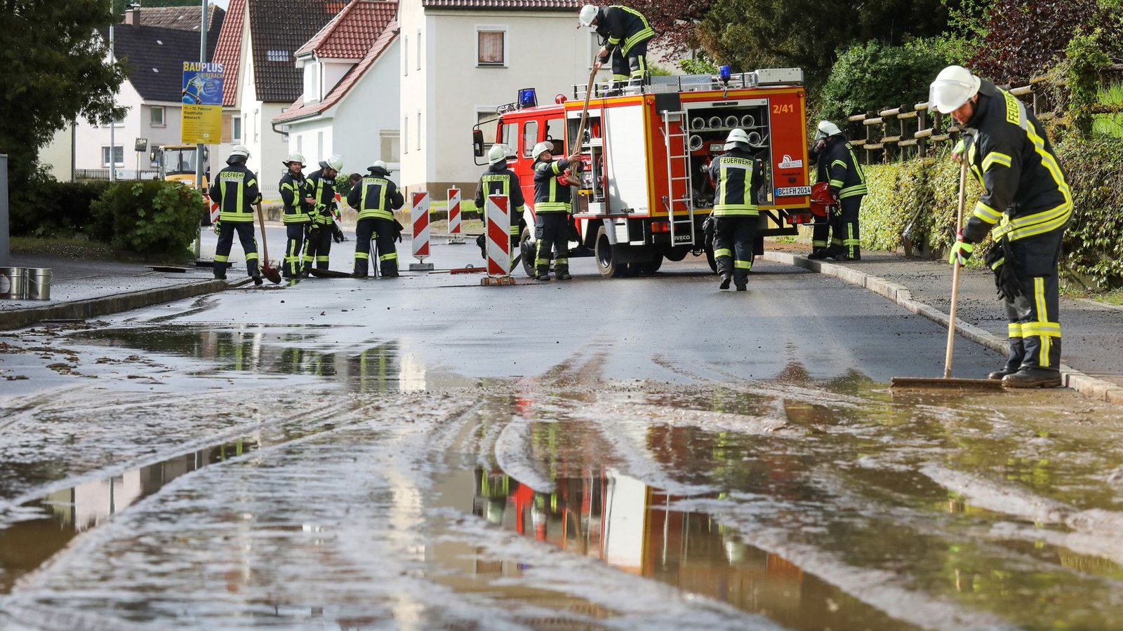 Zahlreiche Straßen waren überflutet nach schweren Unwettern in Baden-Württemberg – wie hier im Kreis Biberach.Foto: dpa/Thomas Warnack
