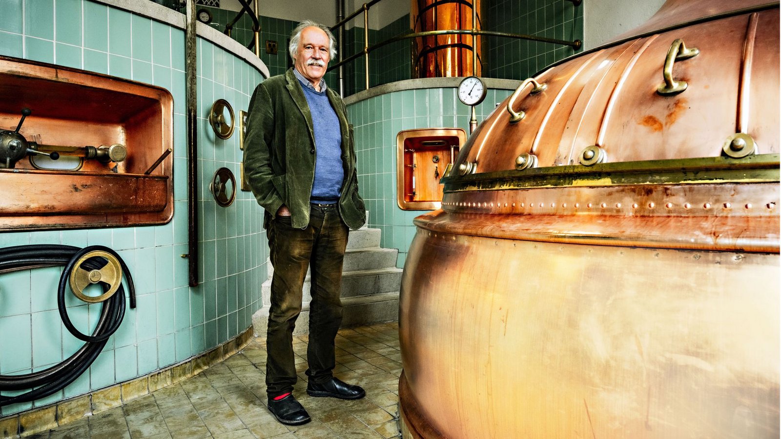 Rote Socken sind schon seit der Kindheit sein Markenzeichen: der 69-jährige Härle im Sudhaus seiner Brauerei.Foto: Andres Reiner Rote Socken sind schon seit der Kindheit sein Markenzeichen: der 69-jährige Härle im Sudhaus seiner Brauerei.Foto: Andres Reiner