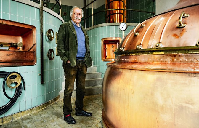 Rote Socken sind schon seit der Kindheit sein Markenzeichen: der 69-jährige Härle im Sudhaus seiner  Brauerei.<span class='image-autor'>Foto: Andres  Reiner</span>
