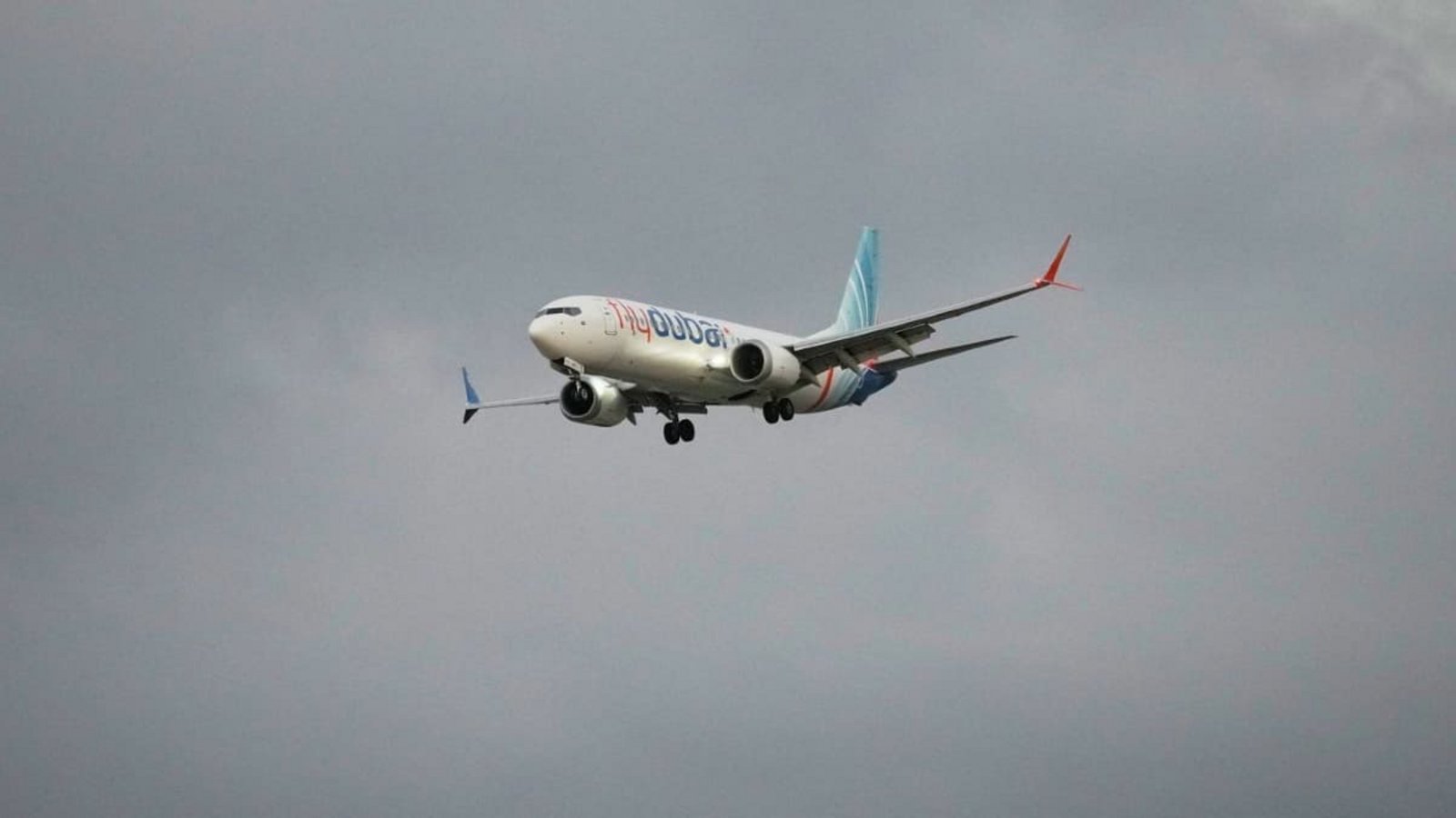 Der Copilot des Flydubai-Flugs von Dubai nach Tel Aviv wollte das Flugzeug laut US-Medien auf den israelischen Großflughafen Ben Gurion bei Tel Aviv stürzen lassen (Symbolbild).Ohad Zwigenberg/AP/dpa Der Copilot des Flydubai-Flugs von Dubai nach Tel Aviv wollte das Flugzeug laut US-Medien auf den israelischen Großflughafen Ben Gurion bei Tel Aviv stürzen lassen (Symbolbild).Ohad Zwigenberg/AP/dpa