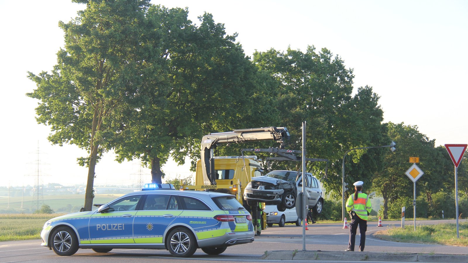 Abgeschleppt: Das Unfallauto wird abtransportiert, die Polizei sichert die Kreuzung. Foto: Kauer Abgeschleppt: Das Unfallauto wird abtransportiert, die Polizei sichert die Kreuzung. Foto: Kauer