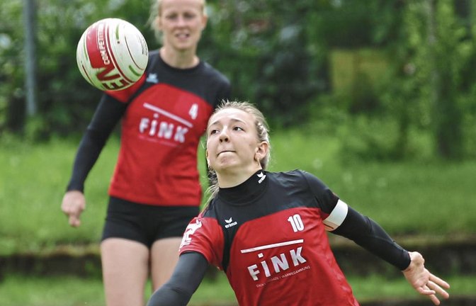 Noch läuft es wie geplant: Merle Bremer (vorne, vor Natalie Lochmahr), legt den Ball für Ricarda Stübbe auf. Später jedoch wird die Hauptangreiferin des TVV von den Brettenerinnen ständig direkt angespielt, so dass Bremer den Rückschlag übernimmt – mit du