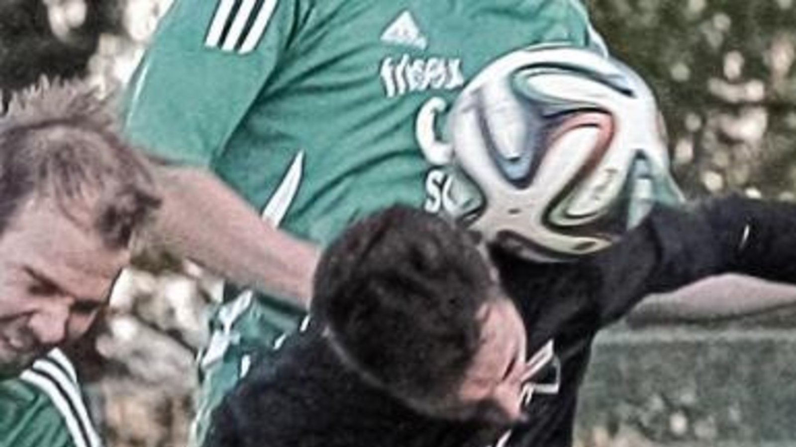 Kompromisslos interpretiert Sebastian Rapp (hinten) beim SV Iptingen seine Rolle als Innenverteidiger. Foto: Simecek Kompromisslos interpretiert Sebastian Rapp (hinten) beim SV Iptingen seine Rolle als Innenverteidiger. Foto: Simecek