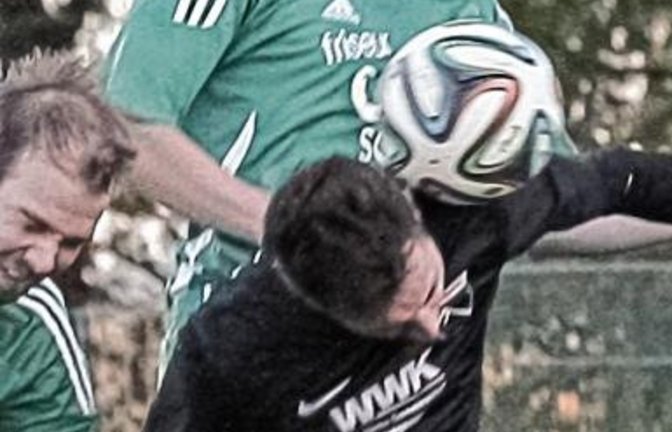 Kompromisslos interpretiert Sebastian Rapp (hinten) beim SV Iptingen seine Rolle als Innenverteidiger. Foto: Simecek