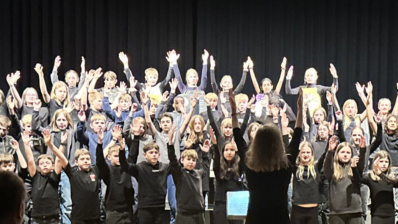 Feuertaufe für die jüngsten Gymnasiasten: Alle Fünftklässler haben bei dem Musical in der Stadthalle mitgemacht. Fotos: p Feuertaufe für die jüngsten Gymnasiasten: Alle Fünftklässler haben bei dem Musical in der Stadthalle mitgemacht. Fotos: p