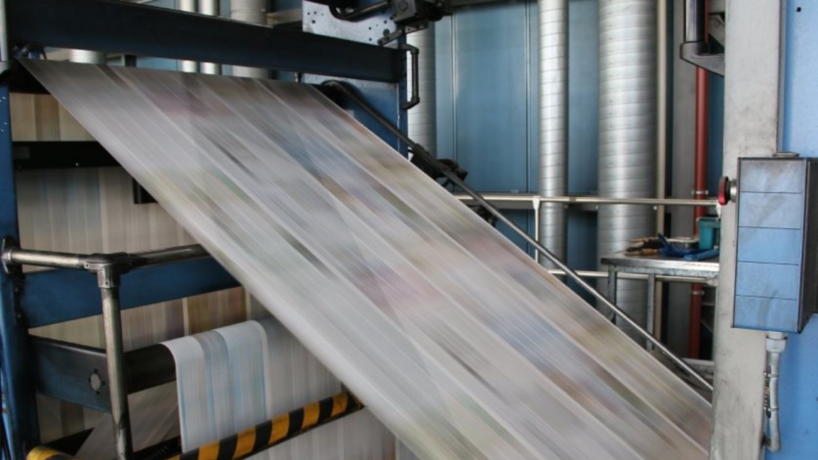 Mit beinahe 50 Stundenkilometern rast das Papier durch die Druckmaschine.