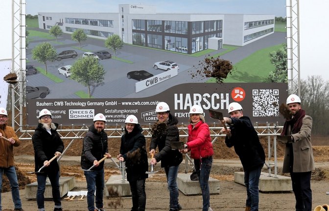 Spatenstich für CWB mit Wiernsheims Bürgermeister Matthias Enz (Zweiter von rechts).