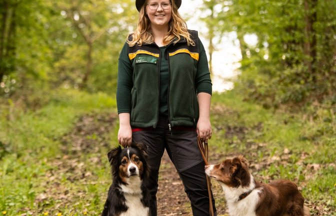 Die neue Wildtierbeauftragte Sofie Bloß, hier mit ihren Hunden Mia und Lou.  <span class='image-autor'>Foto: Enzkreis</span>