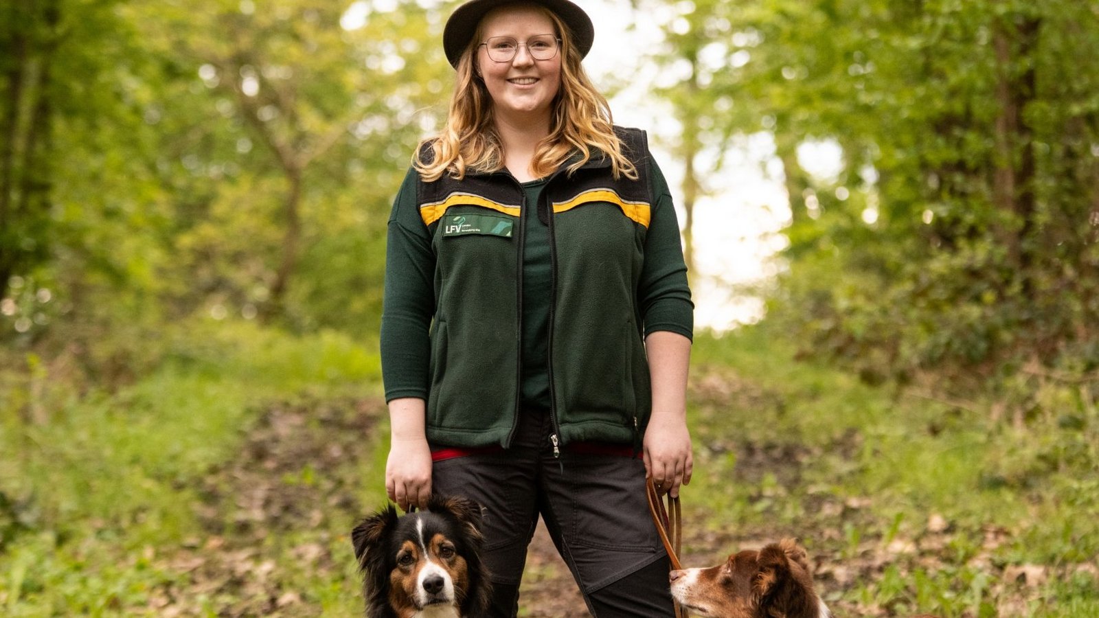 Die neue Wildtierbeauftragte Sofie Bloß, hier mit ihren Hunden Mia und Lou.  Foto: Enzkreis