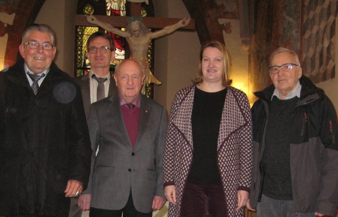 Ehrungen für Bläser: von links Dietmar Hermann, Jürgen Traub, Gerhard Arnold, Stefanie Luipold und Hans Bauer. <span class='image-autor'>Foto: p</span>