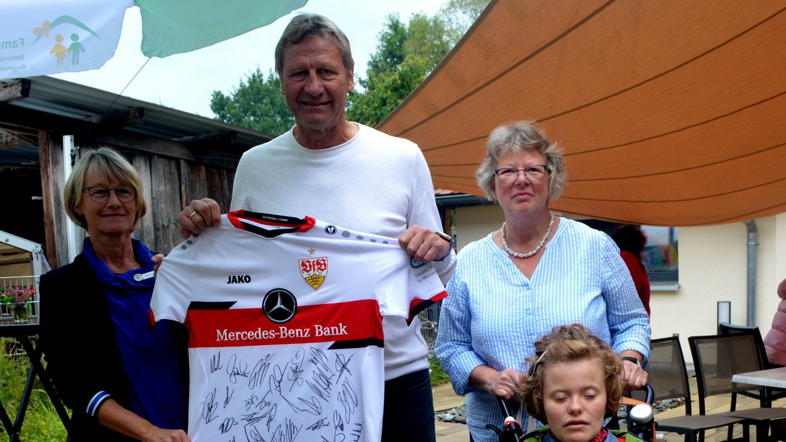 Familienherberge Lebensweg Schützingen Karin Eckstein (links) begrüßte zum Sommerfest Guido Buchwald sowie Ursula und Anne Hofmann.