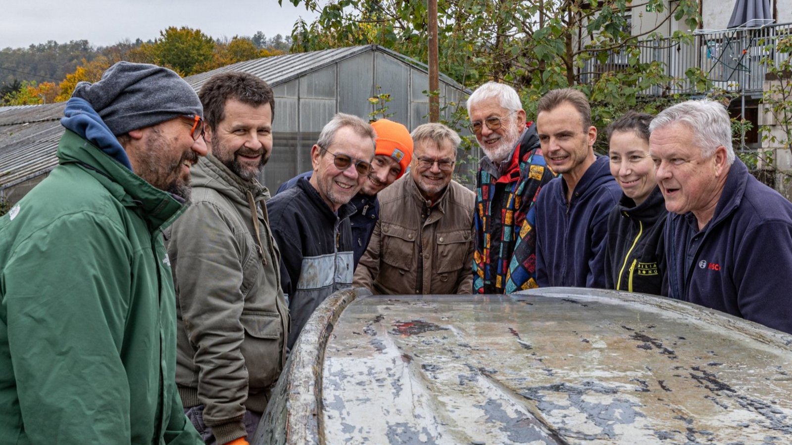 Hauruck: Der Kahn wird auf den Transportwagen gehievt. Hauruck: Der Kahn wird auf den Transportwagen gehievt.