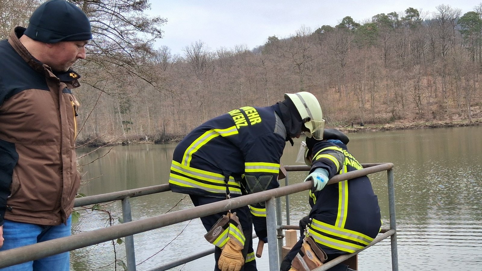 Die Horrheimer Feuerwehr dichtet den „Mönch“ am Oberen Seewaldsee in Horrheim ab. ASV-Vorsitzender Olaf Kappenstein (links) hat den Schaden am frühen Morgen entdeckt.  Fotos: Kauer Die Horrheimer Feuerwehr dichtet den „Mönch“ am Oberen Seewaldsee in Horrheim ab. ASV-Vorsitzender Olaf Kappenstein (links) hat den Schaden am frühen Morgen entdeckt.  Fotos: Kauer
