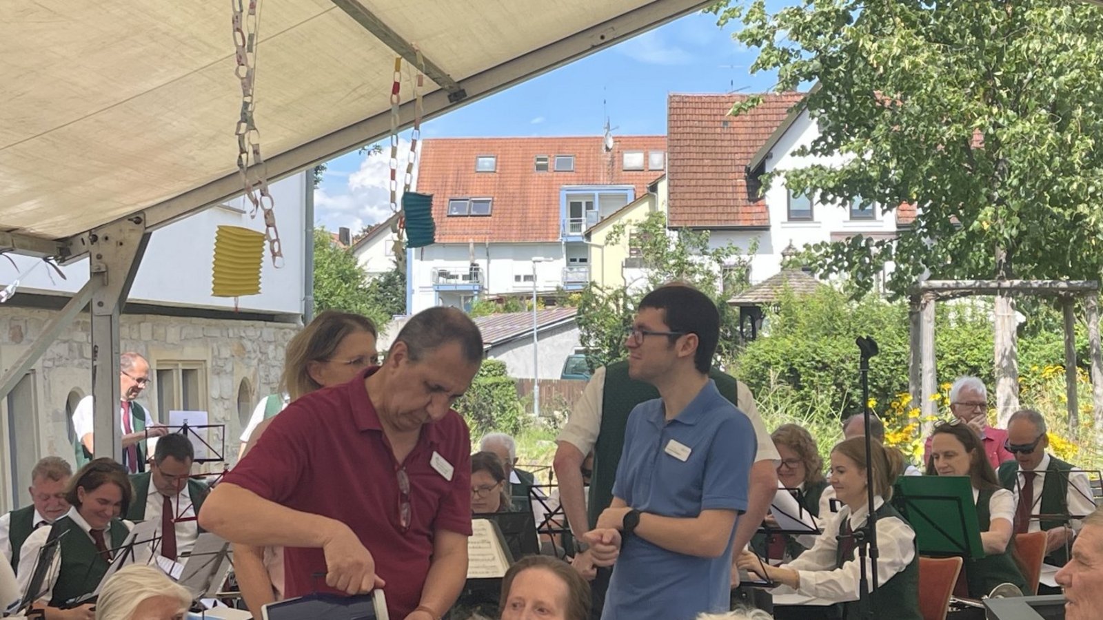 Auch eine Form von ehrenamtlichem Engagement: Beim Sommerfest des Pflegeheimes im Juli spielen die Mitglieder des Sersheimer Musikvereins und bringen gleich das Zelt mit. Fotos: p Auch eine Form von ehrenamtlichem Engagement: Beim Sommerfest des Pflegeheimes im Juli spielen die Mitglieder des Sersheimer Musikvereins und bringen gleich das Zelt mit. Fotos: p