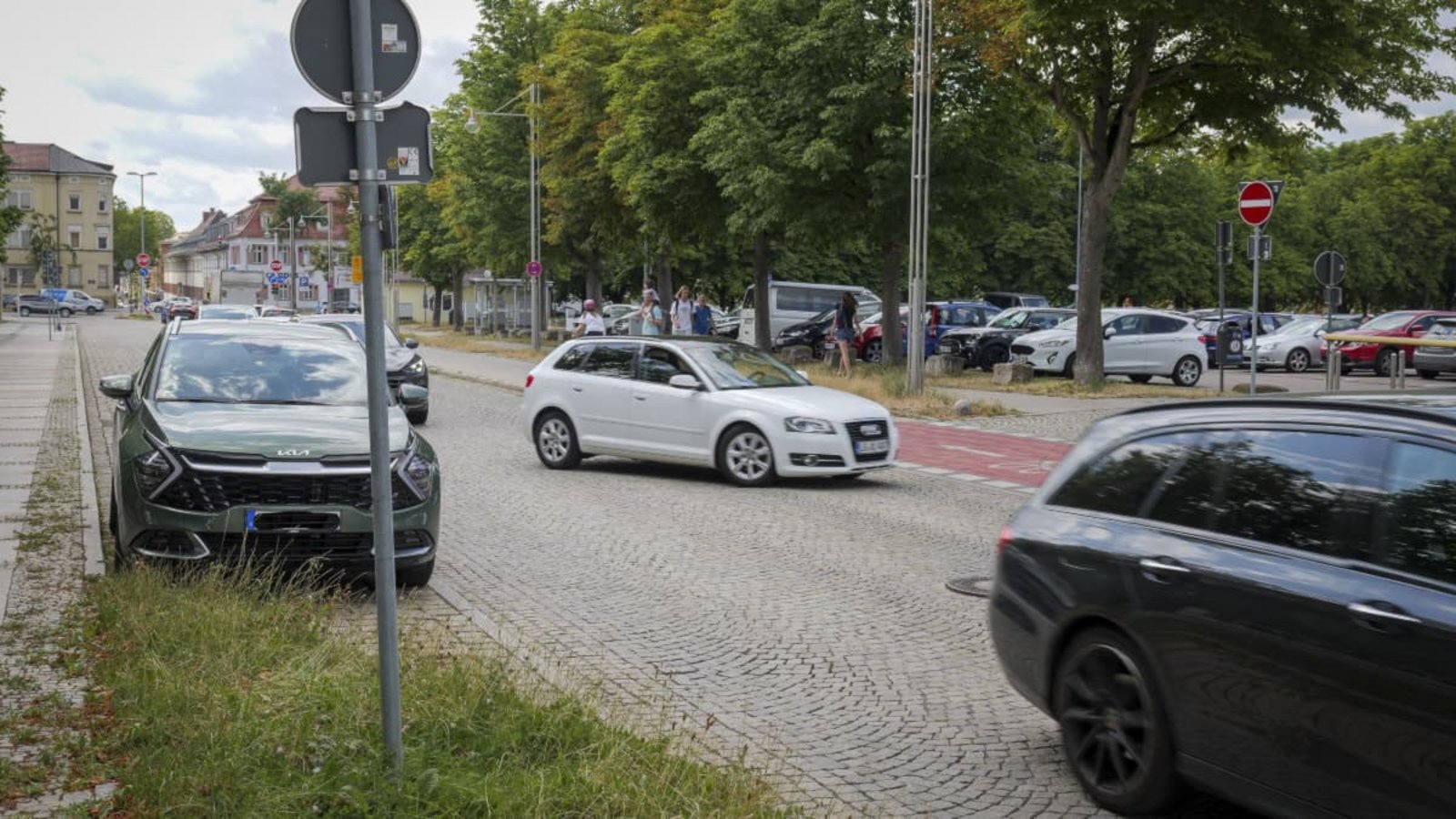 Die Einfahrt zur Bärenwiese beginnt bereits wenige Meter nach der Kreuzung zur Stuttgarter Straße. Das führt immer wieder zu Problemen.Simon Granville Die Einfahrt zur Bärenwiese beginnt bereits wenige Meter nach der Kreuzung zur Stuttgarter Straße. Das führt immer wieder zu Problemen.Simon Granville