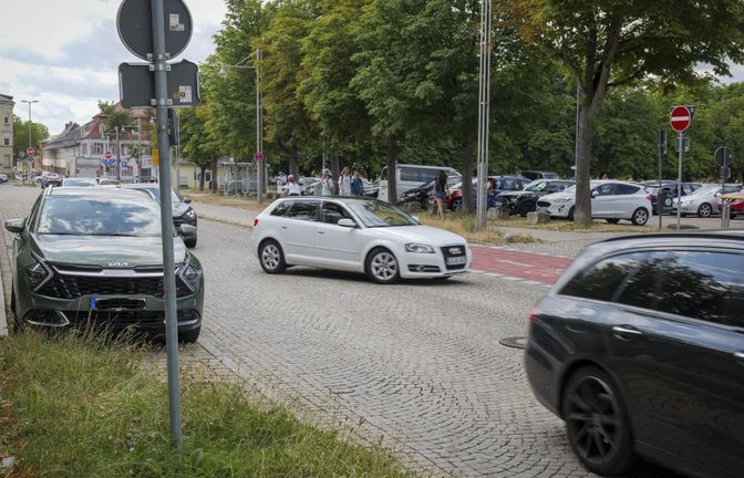 Die Einfahrt zur Bärenwiese beginnt bereits wenige Meter nach der Kreuzung zur Stuttgarter Straße. Das führt immer wieder zu Problemen.<span class='image-autor'>Simon Granville</span>