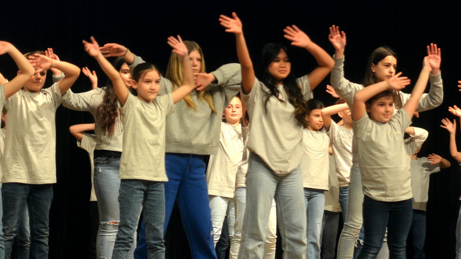 Die Schülerinnen und Schüler begrüßten den Schulleiter singend und tanzend. Fotos: Stahlfeld
