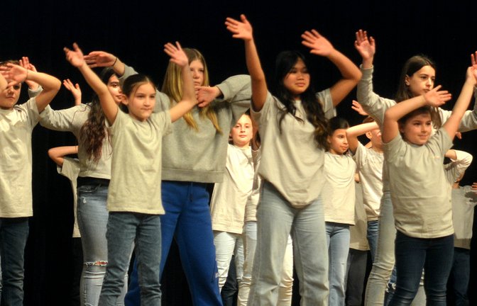 Die Schülerinnen und Schüler begrüßten den Schulleiter singend und tanzend. <span class='image-autor'>Fotos: Stahlfeld</span>