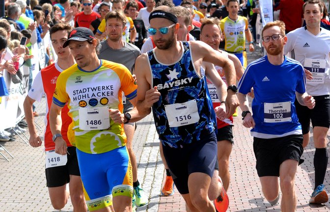 Sebastian Kienle (2. von links) gewinnt den Zehn-Kilometer-Lauf in Mühlacker. <span class='image-autor'>Foto: Stahlfeld</span>