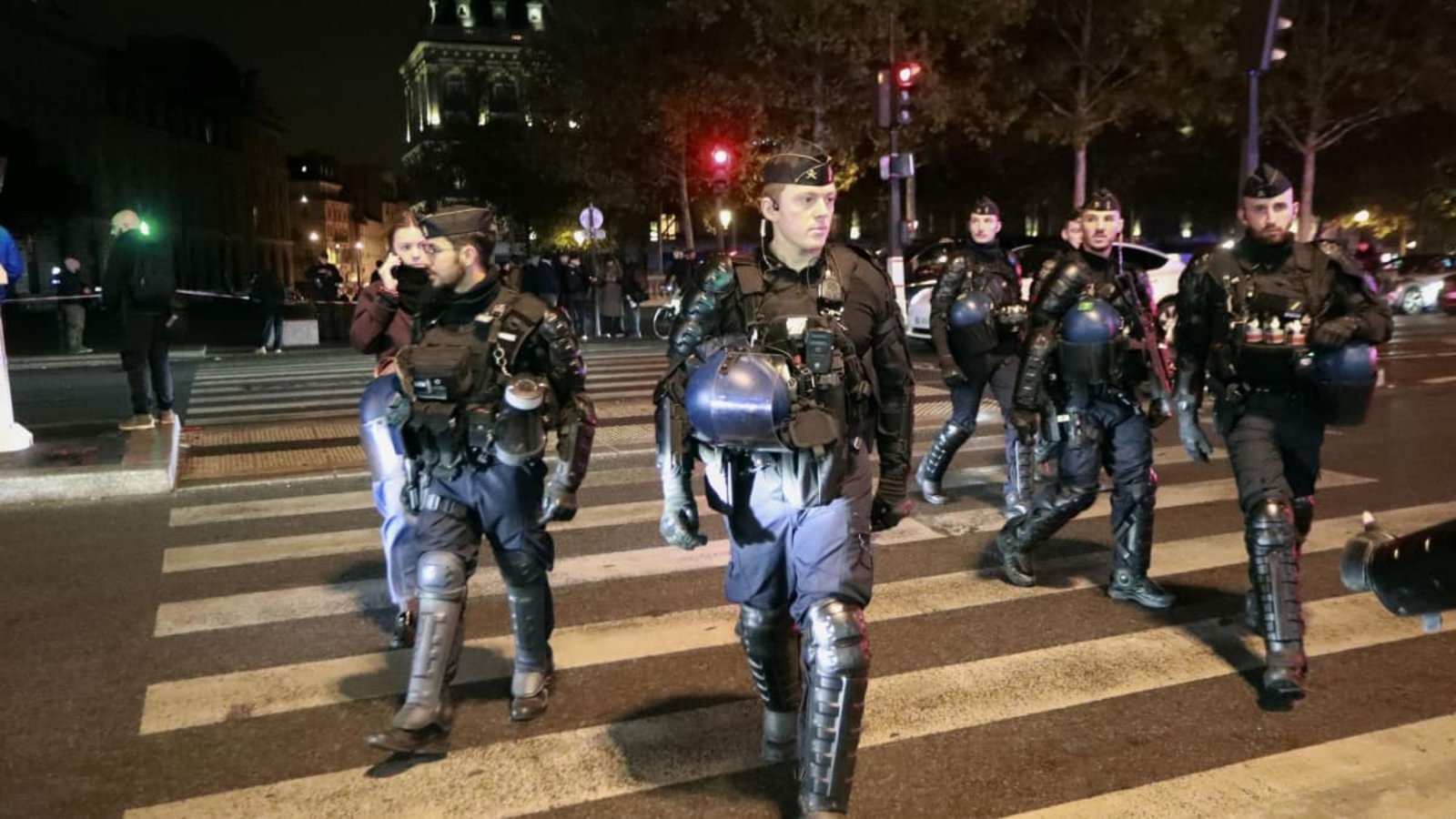 Eine verstärkte Polizeipräsenz sorgte dafür, dass die Nacht in französischen Städten ruhig verlief.-/Kyodo/dpa Eine verstärkte Polizeipräsenz sorgte dafür, dass die Nacht in französischen Städten ruhig verlief.-/Kyodo/dpa