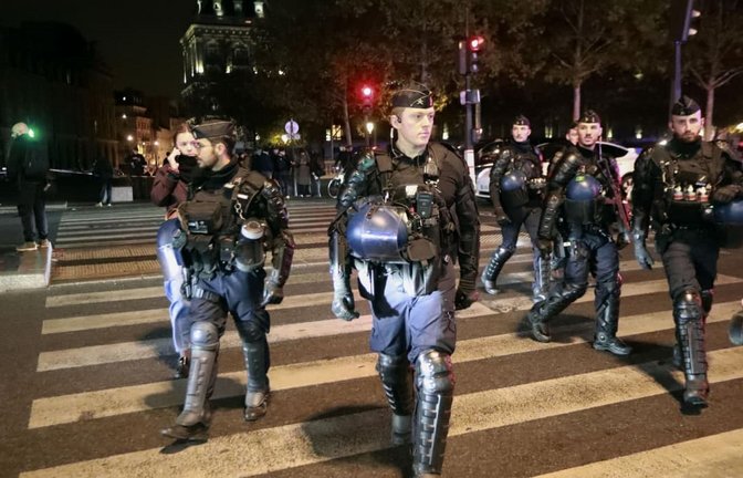 Eine verstärkte Polizeipräsenz sorgte dafür, dass die Nacht in französischen Städten ruhig verlief.<span class='image-autor'>-/Kyodo/dpa</span>