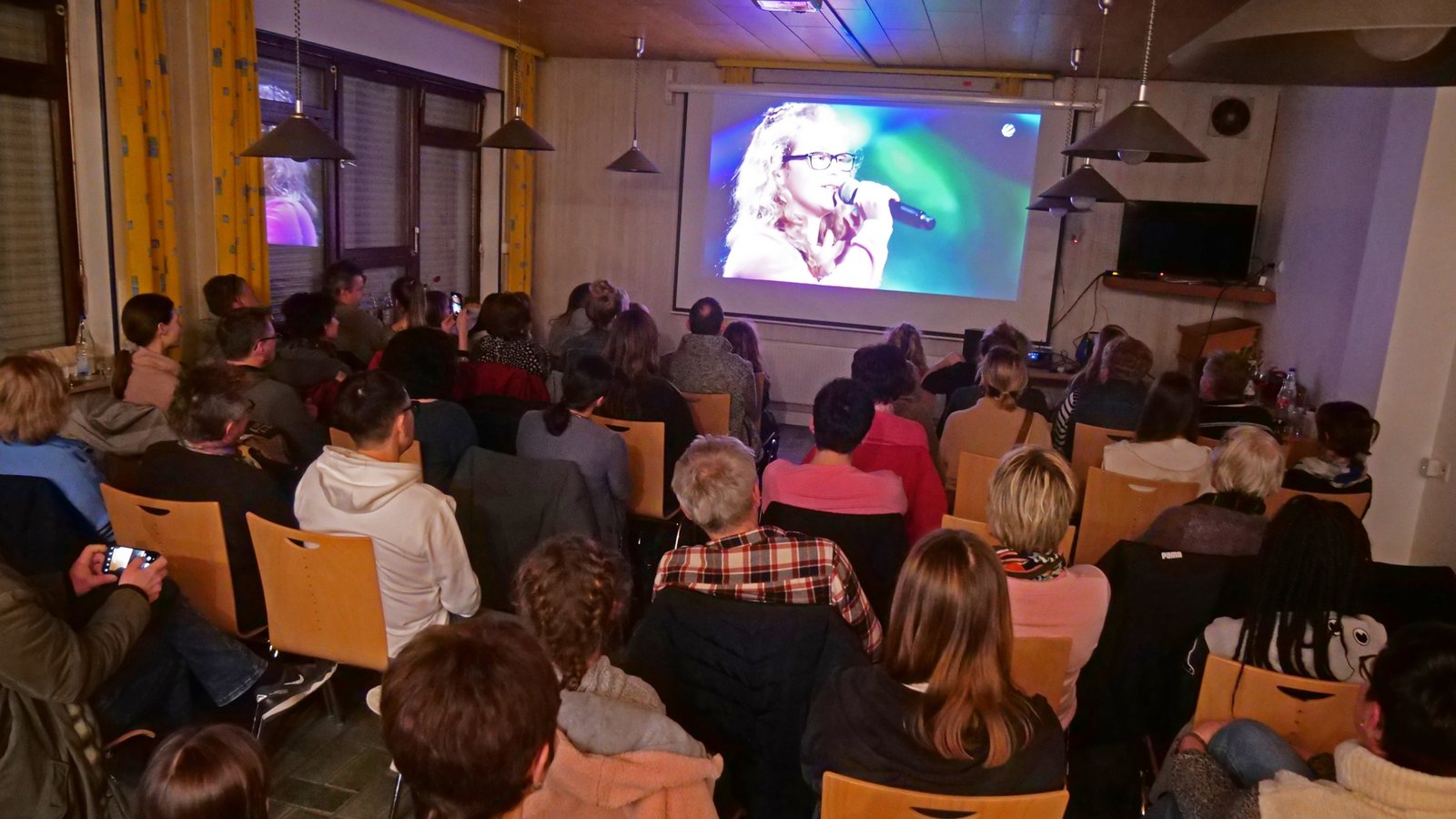 Gespannt verfolgen die Besucher im Vereinsheim den TV-Auftritt von Mia Kühner. Foto: Friedrich