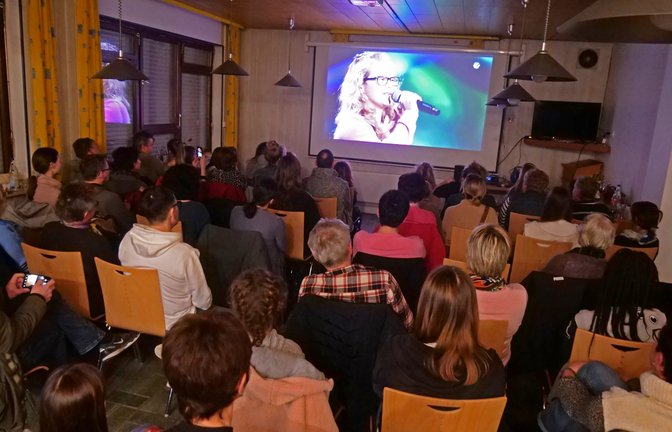 Gespannt verfolgen die Besucher im Vereinsheim den TV-Auftritt von Mia Kühner. <span class='image-autor'>Foto: Friedrich</span>