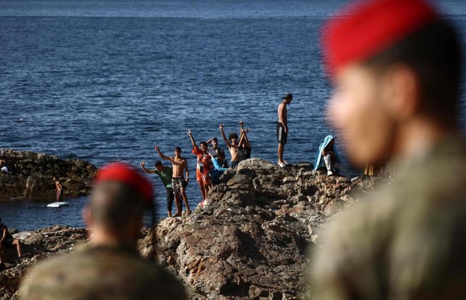 Unbegleitete Minderjährige haben es aus Afrika auf EU-Gebiet geschafft – sie können aus humanitären Gründen nicht abgeschoben werden, dürfen aber auch nicht ohne Weiteres in den Schengen-Raum aufs europäische Festland weiter reisen.<span class='image-autor'>HENRY NICHOLLS/afp</span>