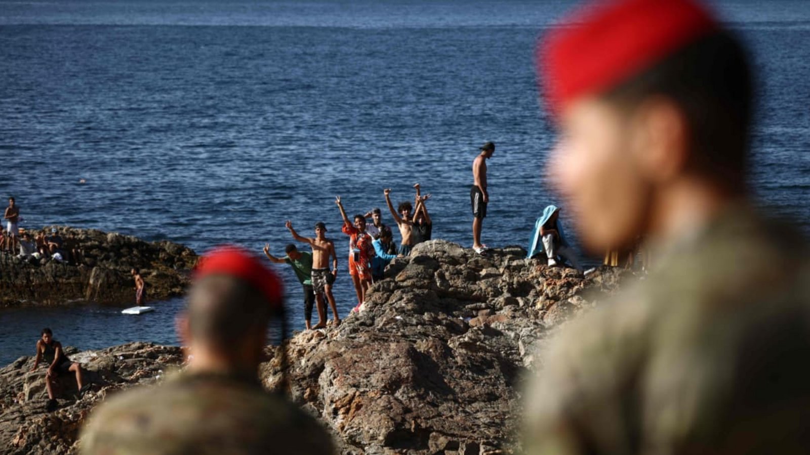 Unbegleitete Minderjährige haben es aus Afrika auf EU-Gebiet geschafft – sie können aus humanitären Gründen nicht abgeschoben werden, dürfen aber auch nicht ohne Weiteres in den Schengen-Raum aufs europäische Festland weiter reisen.HENRY NICHOLLS/afp